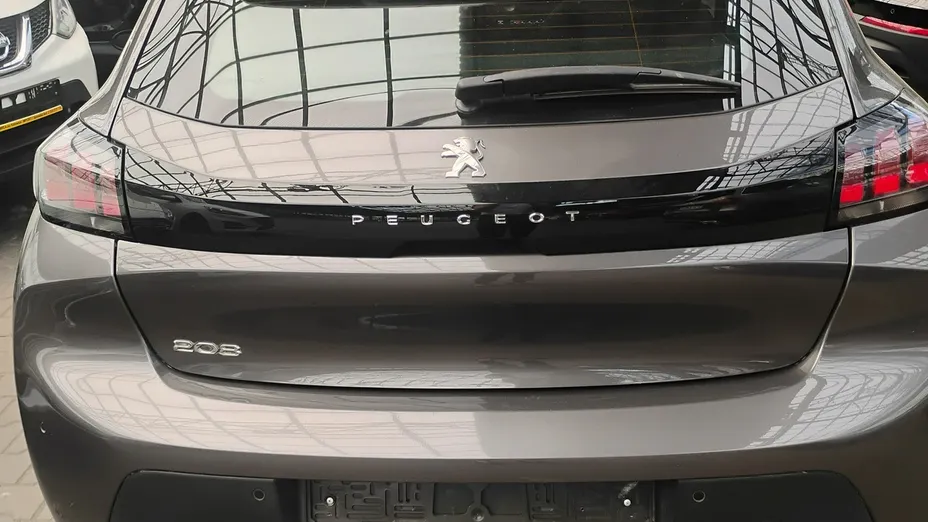 PEUGEOT 208 -
