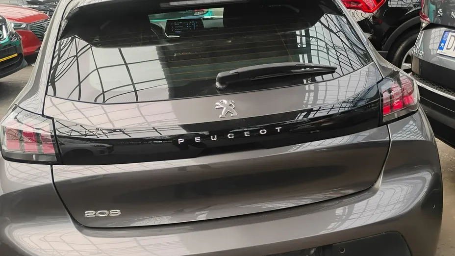 PEUGEOT 208 -