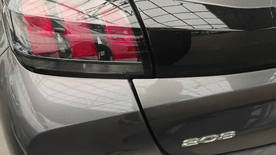 PEUGEOT 208 -