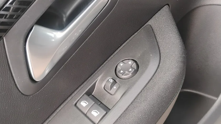 PEUGEOT 208 -