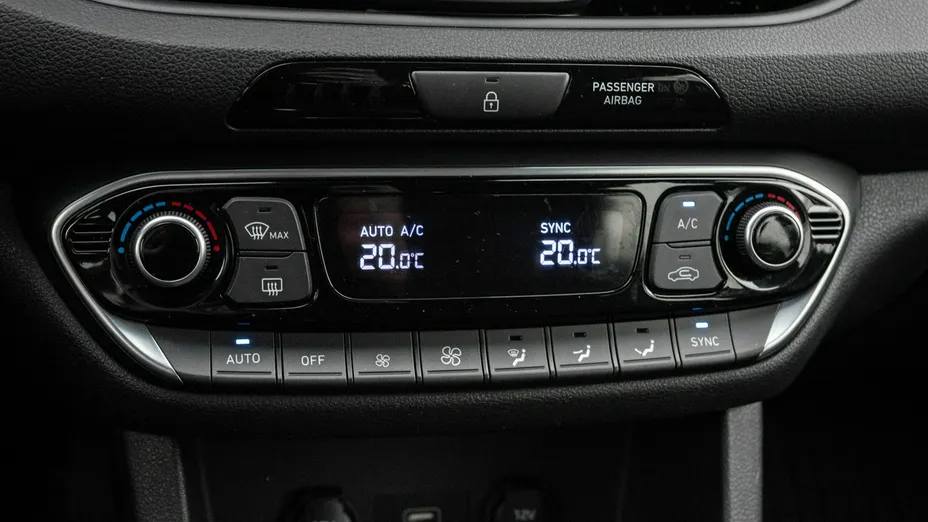 HYUNDAI i30 -