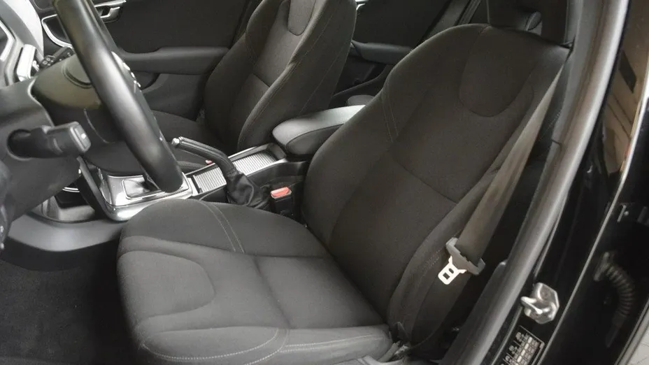 VOLVO V40 -
