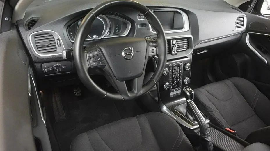 VOLVO V40 -