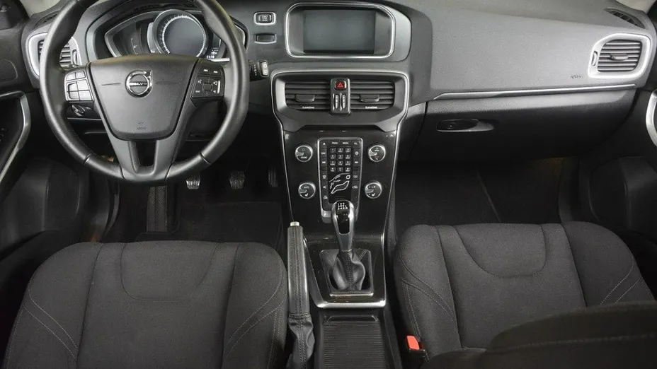 VOLVO V40 -