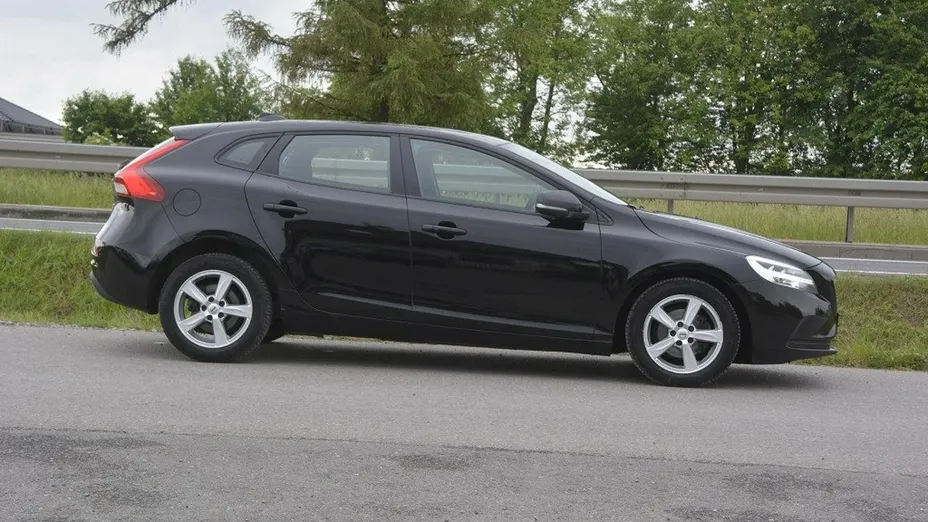 VOLVO V40 -
