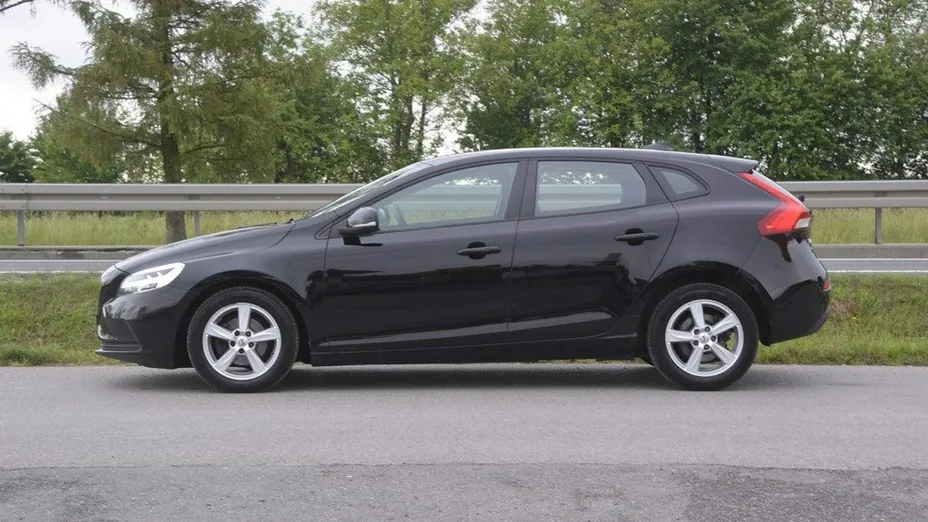 VOLVO V40 -