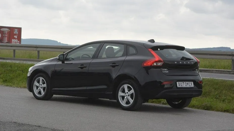 VOLVO V40 -