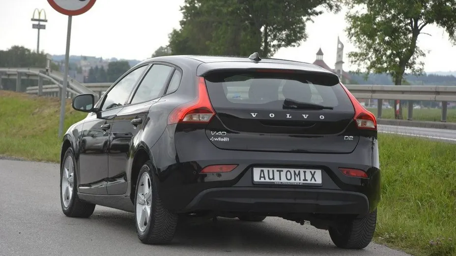 VOLVO V40 -