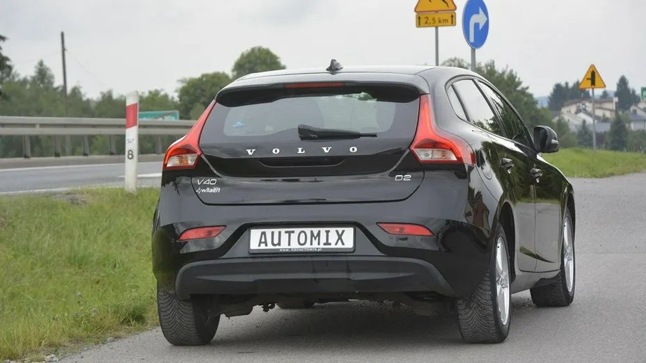 VOLVO V40 -