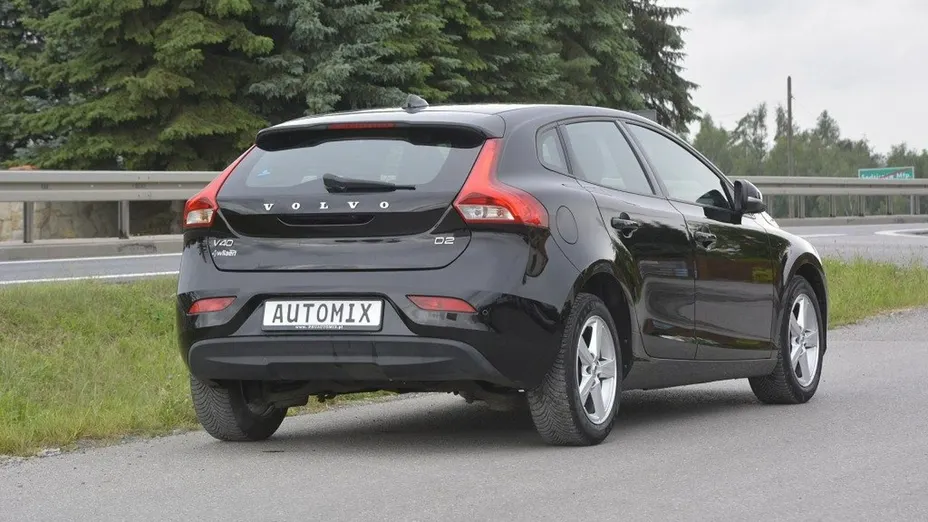 VOLVO V40 -