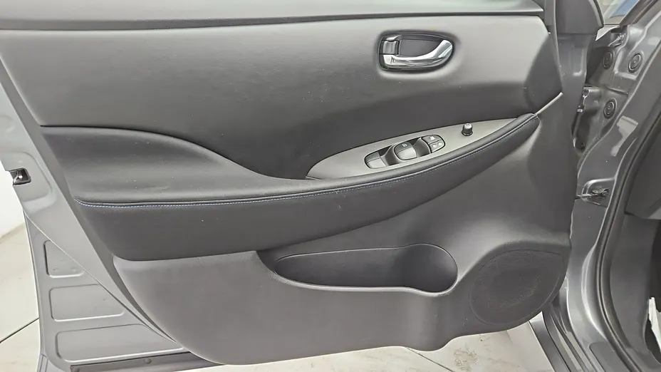 NISSAN Leaf -
