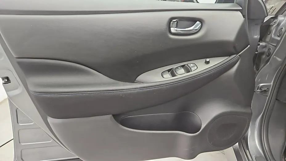 NISSAN Leaf -