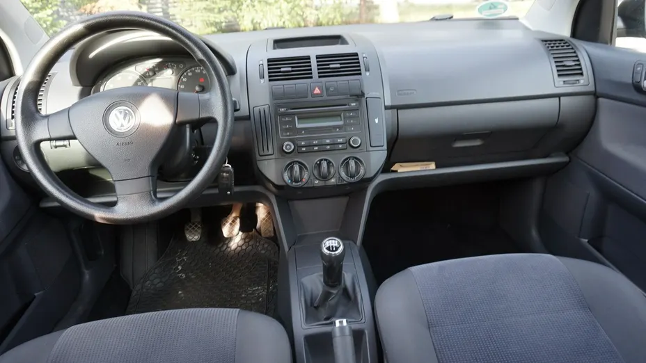 VOLKSWAGEN Polo -