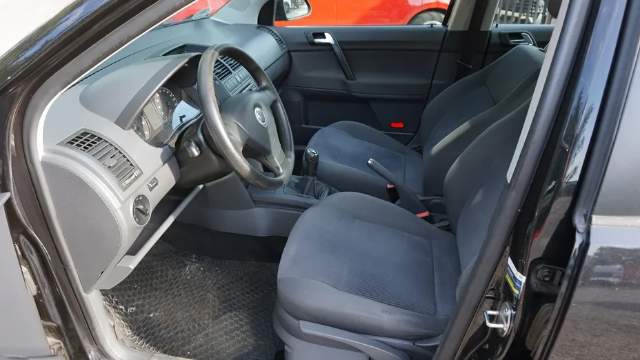 VOLKSWAGEN Polo -