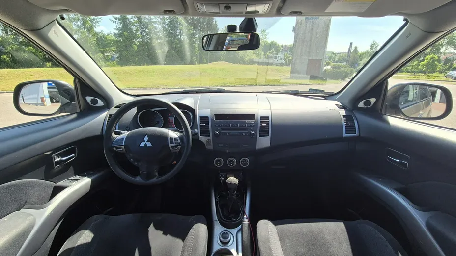MITSUBISHI Outlander -