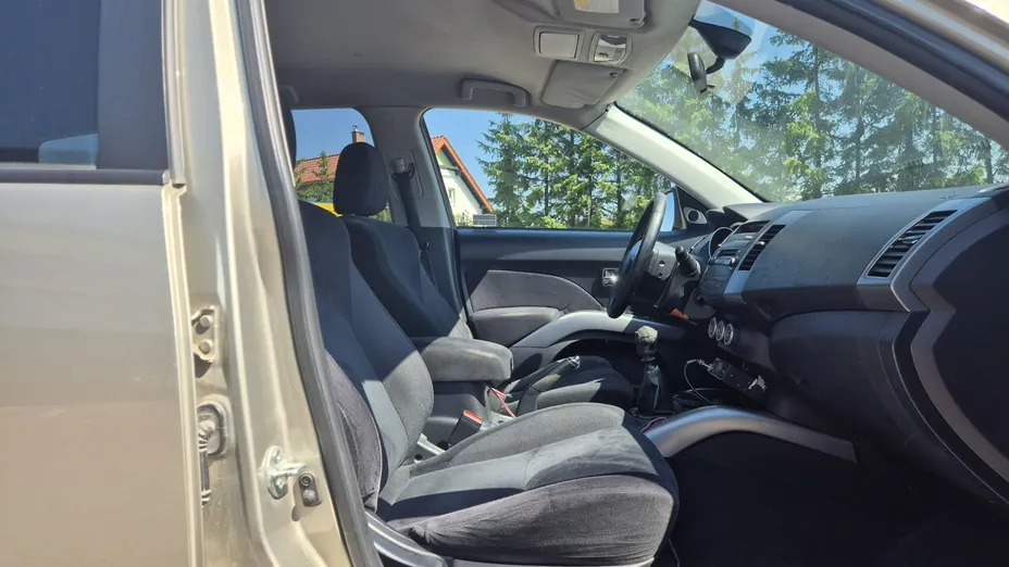 MITSUBISHI Outlander -
