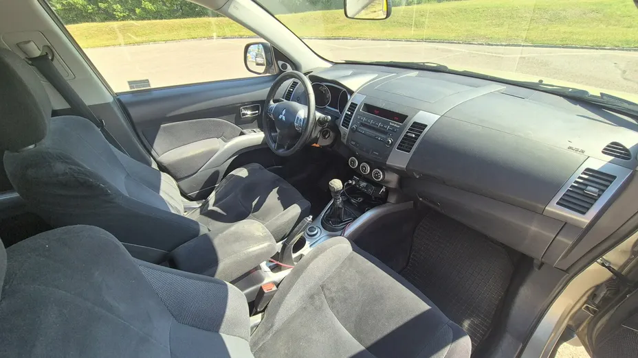 MITSUBISHI Outlander -