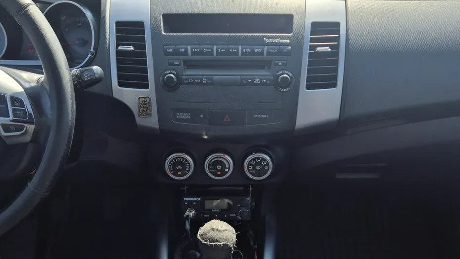 MITSUBISHI Outlander -