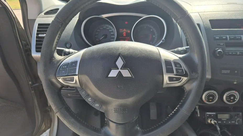 MITSUBISHI Outlander -