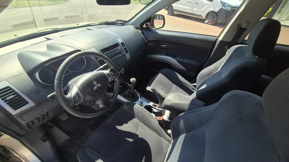 MITSUBISHI Outlander -