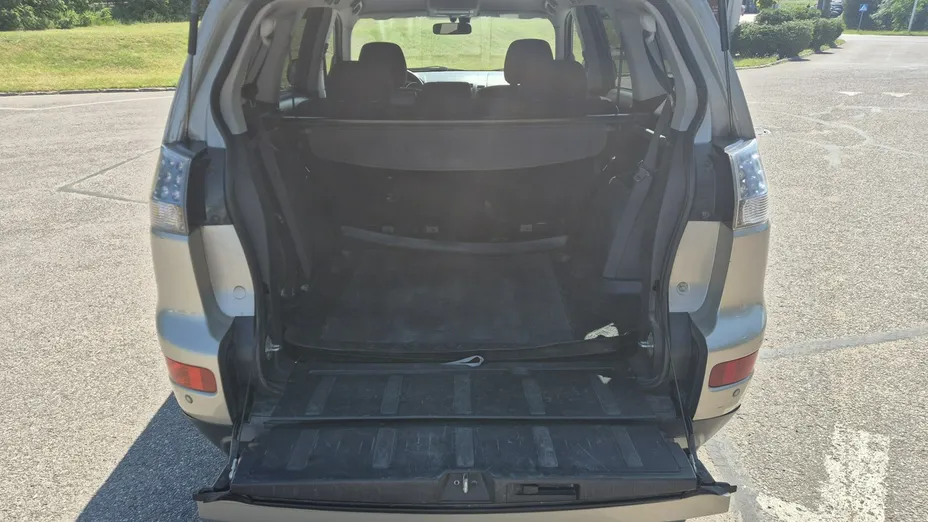 MITSUBISHI Outlander -