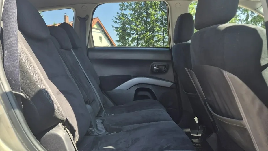 MITSUBISHI Outlander -