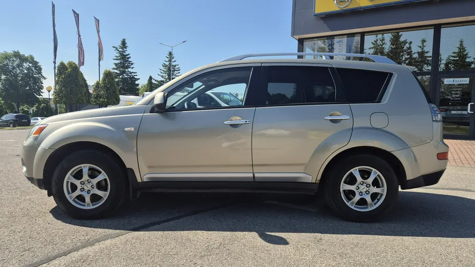 MITSUBISHI Outlander -