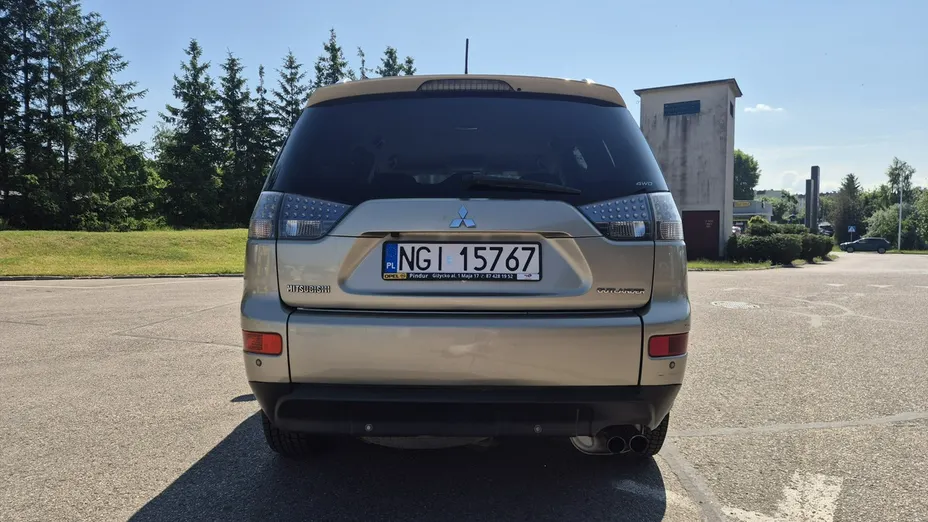 MITSUBISHI Outlander -