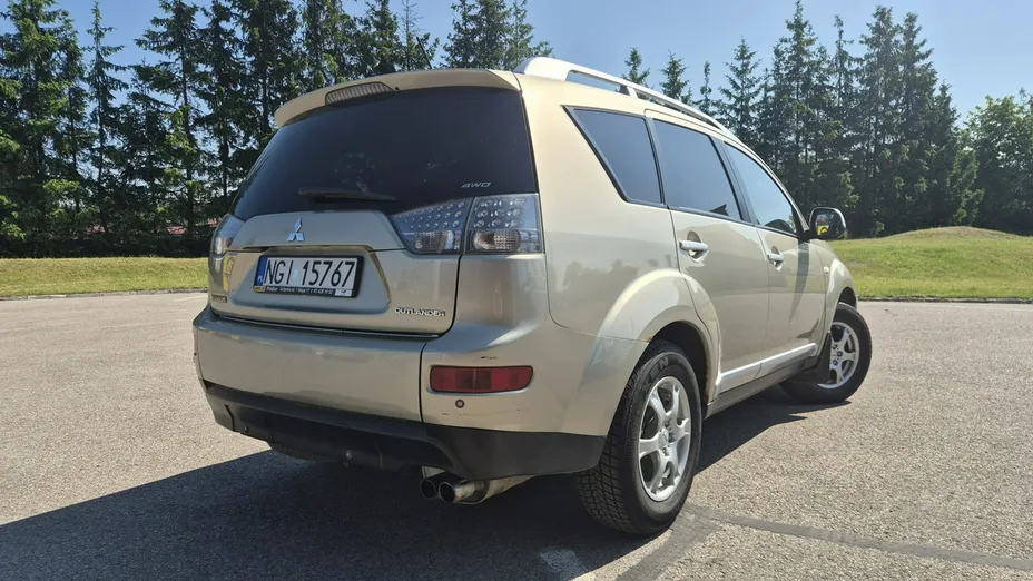 MITSUBISHI Outlander -