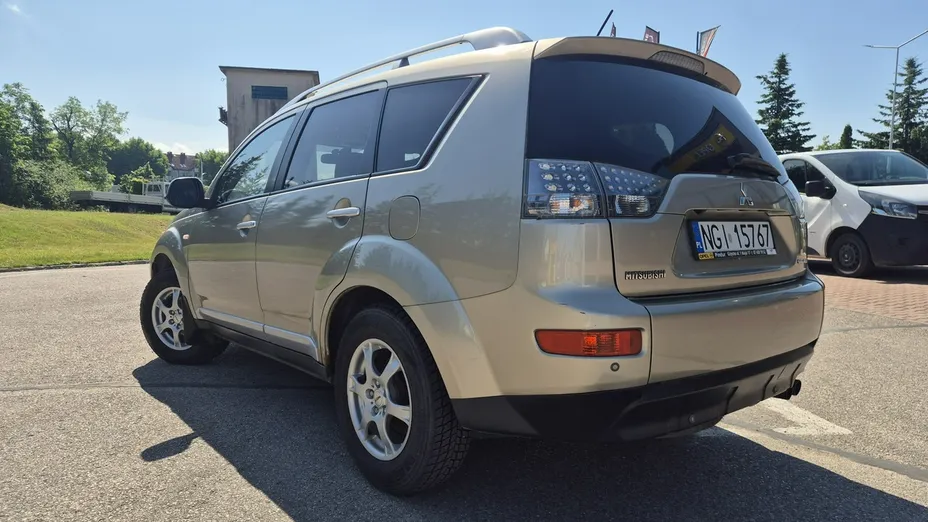 MITSUBISHI Outlander -