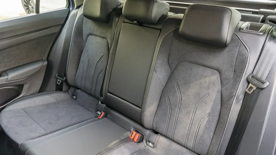 VOLKSWAGEN Golf -