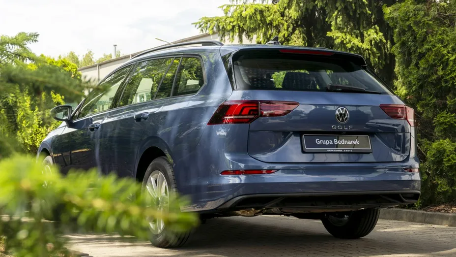 VOLKSWAGEN Golf -