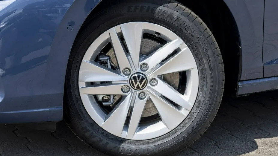 VOLKSWAGEN Golf -