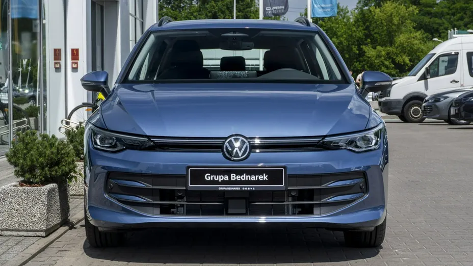 VOLKSWAGEN Golf -