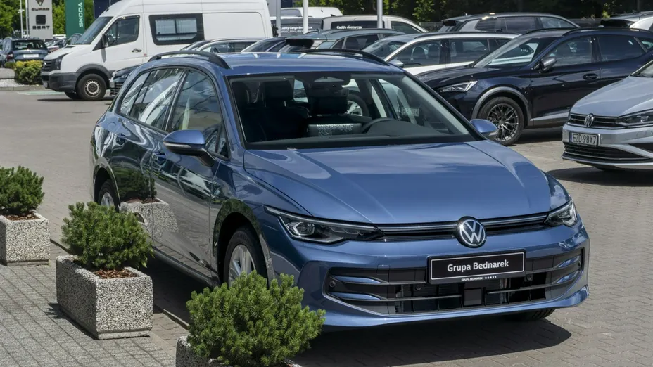 VOLKSWAGEN Golf -