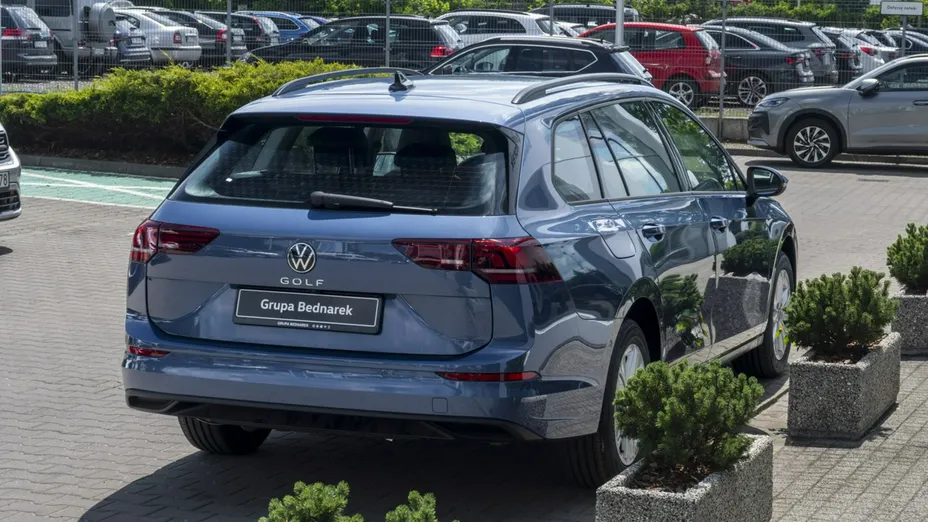 VOLKSWAGEN Golf -