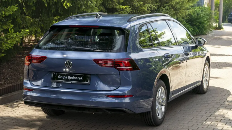 VOLKSWAGEN Golf -