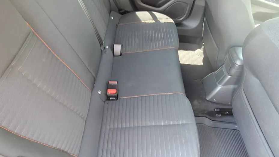 PEUGEOT 208 -