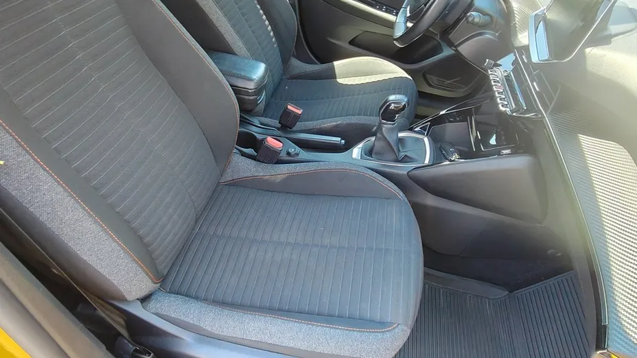 PEUGEOT 208 -