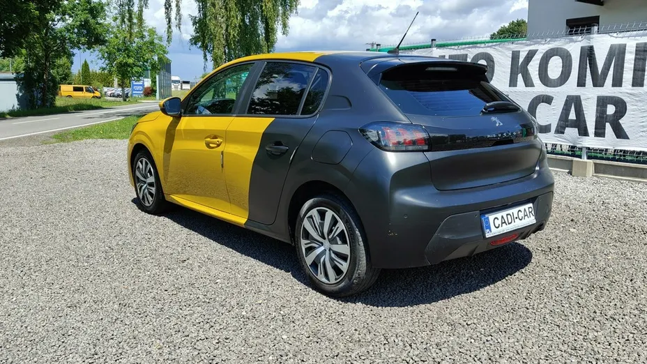 PEUGEOT 208 -