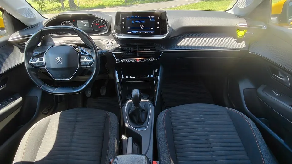 PEUGEOT 208 -
