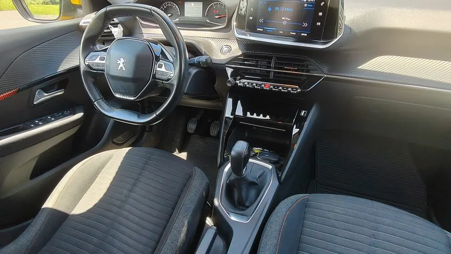 PEUGEOT 208 -