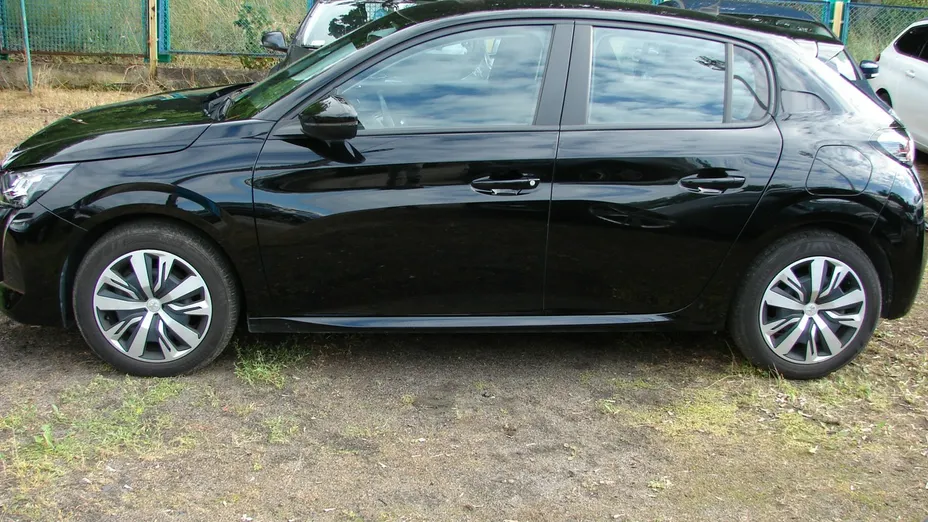 PEUGEOT 208 -