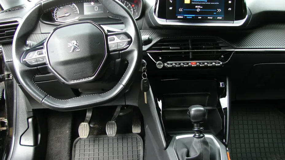 PEUGEOT 208 -