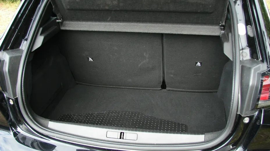 PEUGEOT 208 -