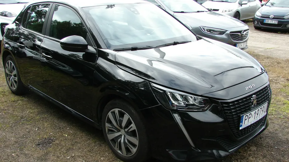 PEUGEOT 208 -