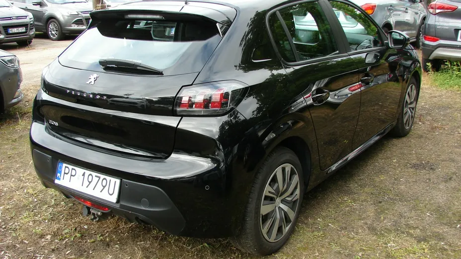 PEUGEOT 208 -