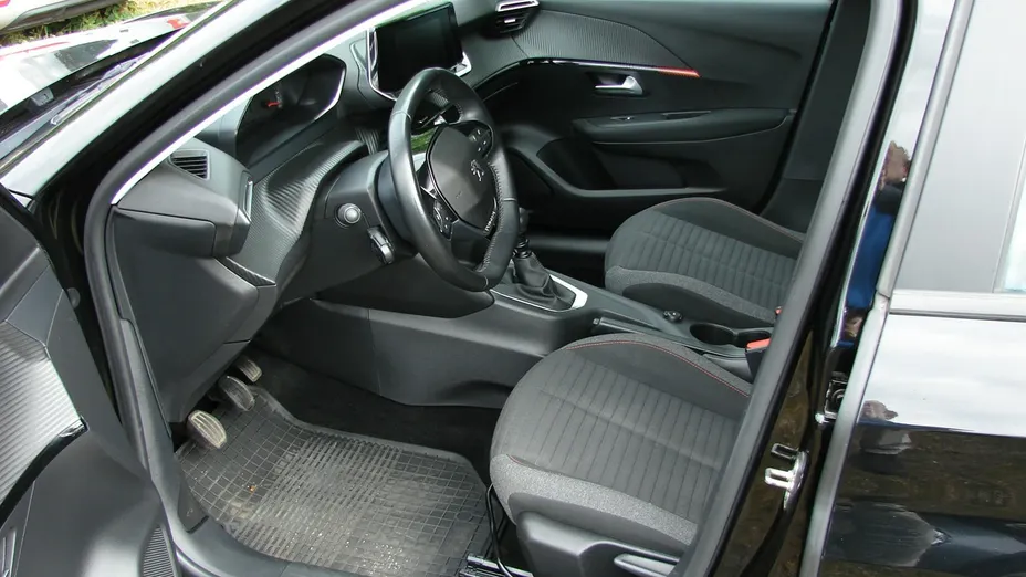 PEUGEOT 208 -