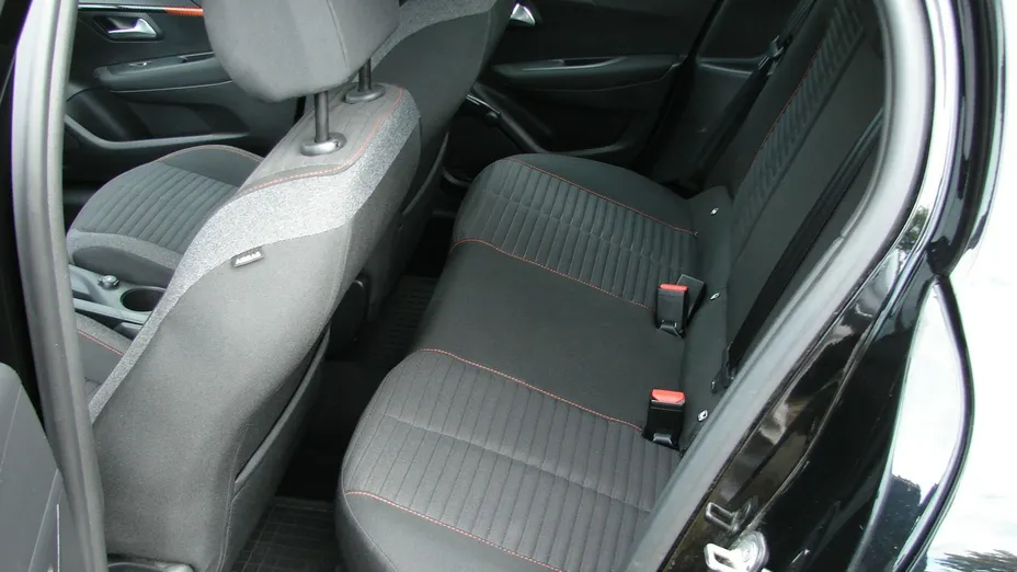 PEUGEOT 208 -
