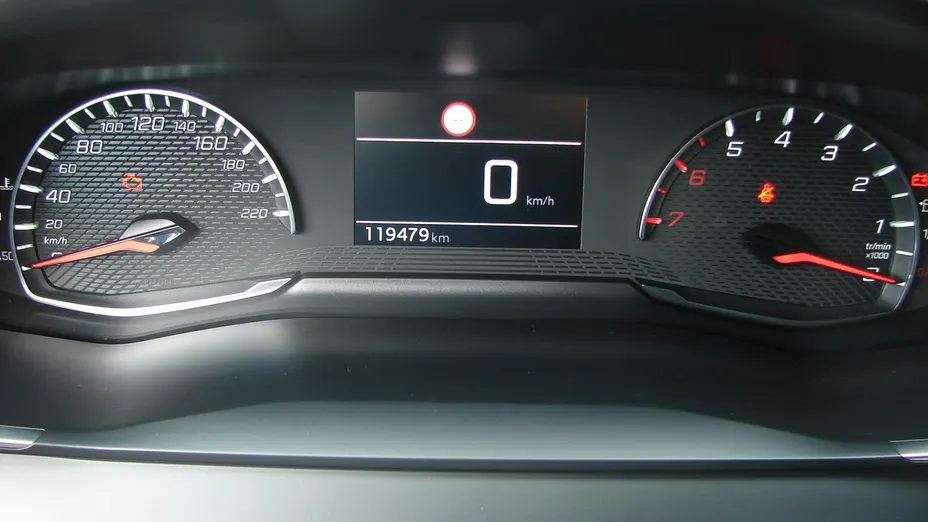 PEUGEOT 208 -